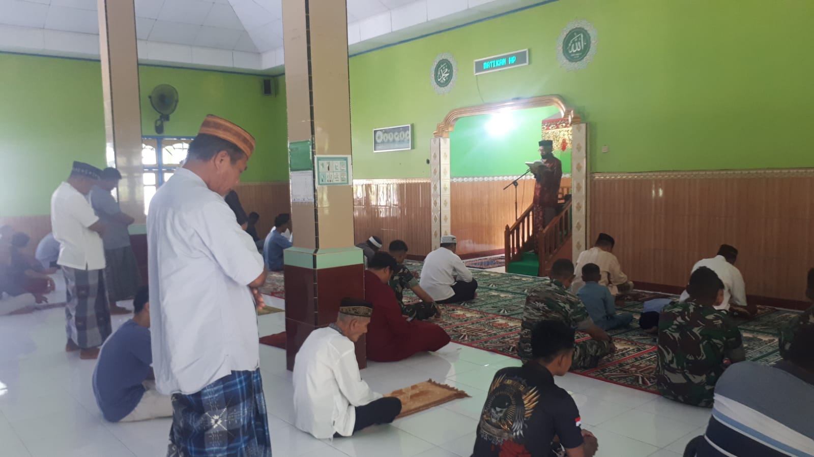 Meski Sibuk Bekerja, Satgas TMMD 117 Tak Lupa Sholat Jumat