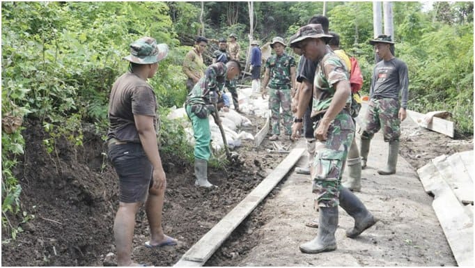 Pakai Alat Seadanya, Semangat Satgas TMMD dan Warga Tidak Kendor