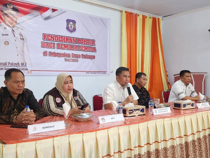 Penjabat Sekdaprov Buka Pendidikan Politik di SMA 1 Tapa