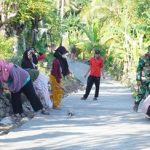 Peran Aktif Ibu-Ibu Bantu Pengecoran Jalan Rabat Beton