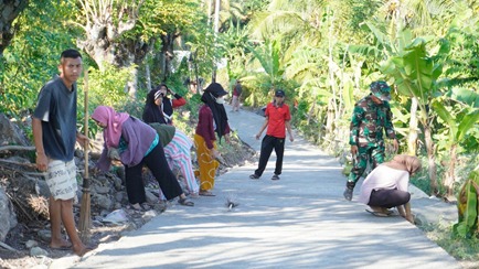 Peran Aktif Ibu-Ibu Bantu Pengecoran Jalan Rabat Beton