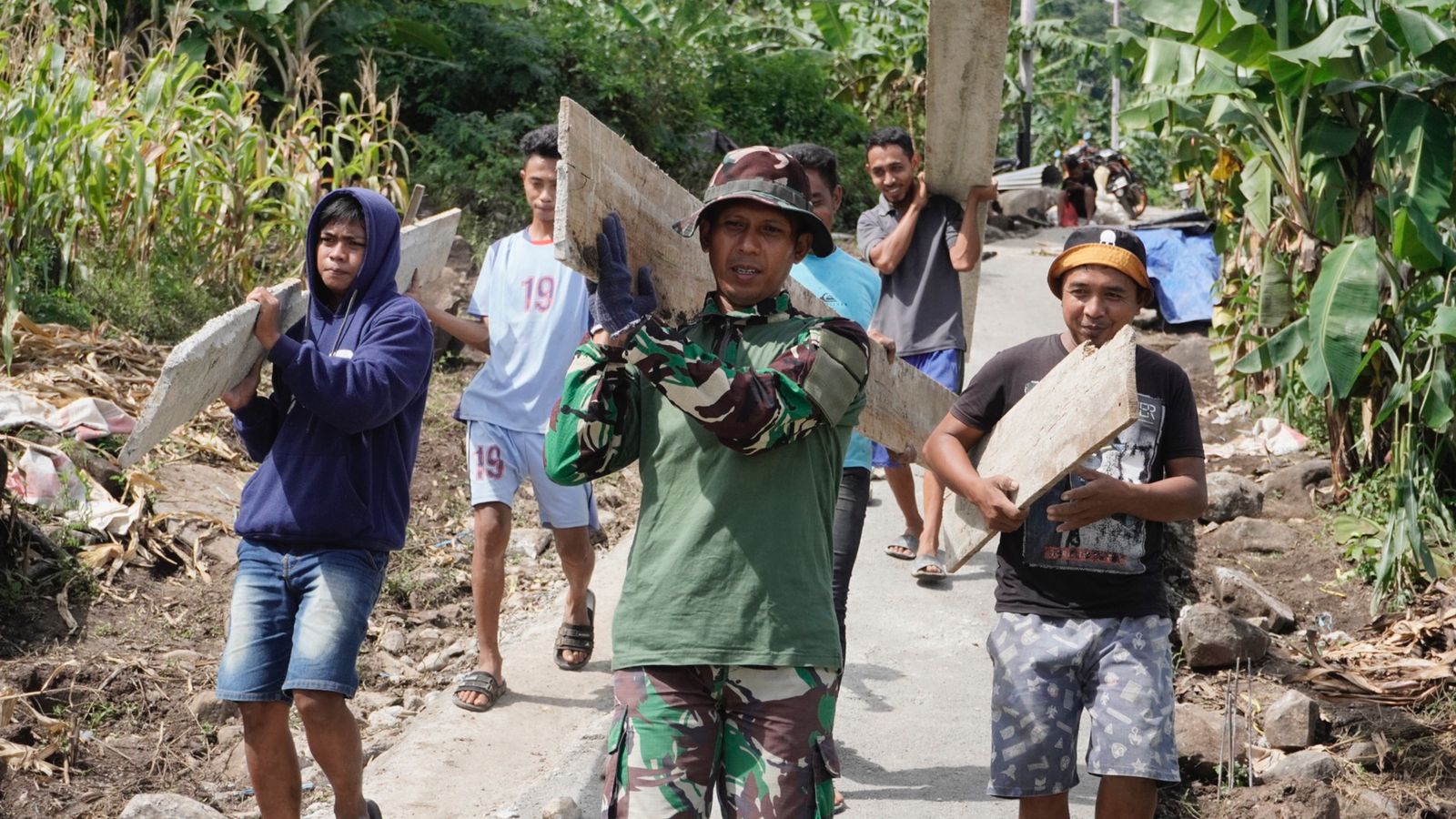 Potret Kekompakan TNI Bersama Warga Melalui Program TMMD Ke-117