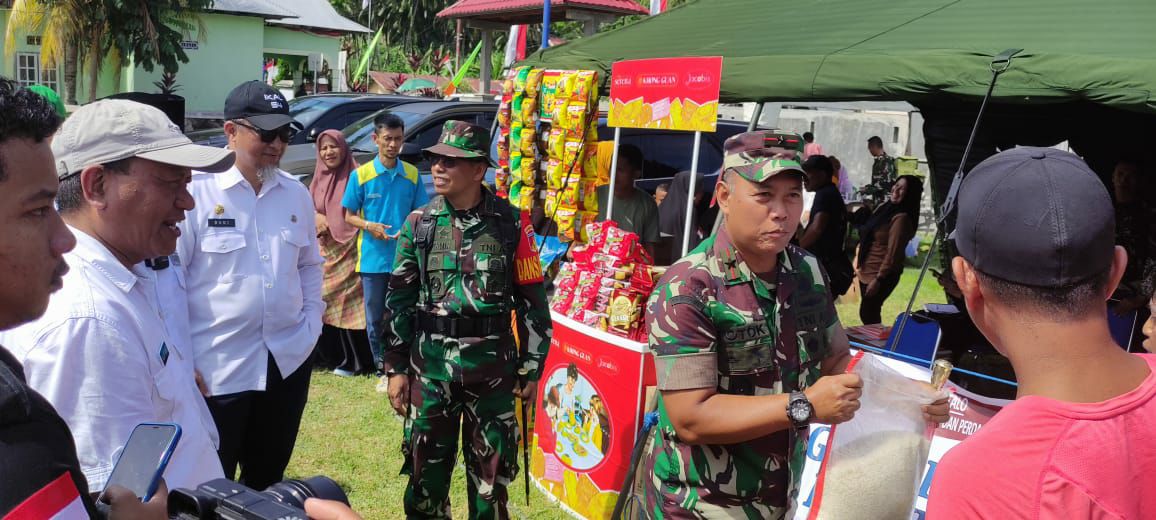 Ringankan Beban Masyarakat, Satgas TMMD Gelar Pasar Murah