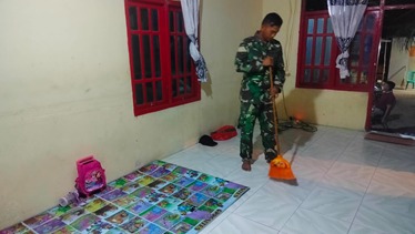 Satgas TMMD Tak Segan Bantu Orang Tua Asuh Membersihkan Rumah