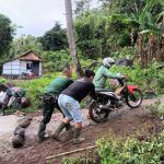 Sigap dan Tanggap, Personel Satgas Bantu Warga di Lokasi TMMD