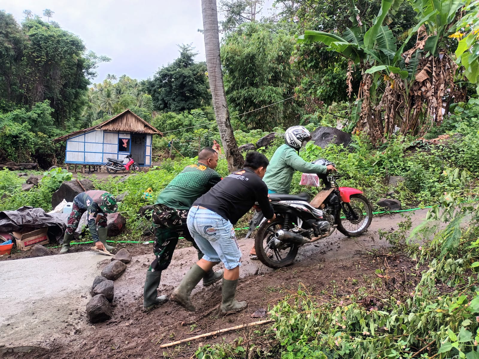 Sigap dan Tanggap, Personel Satgas Bantu Warga di Lokasi TMMD