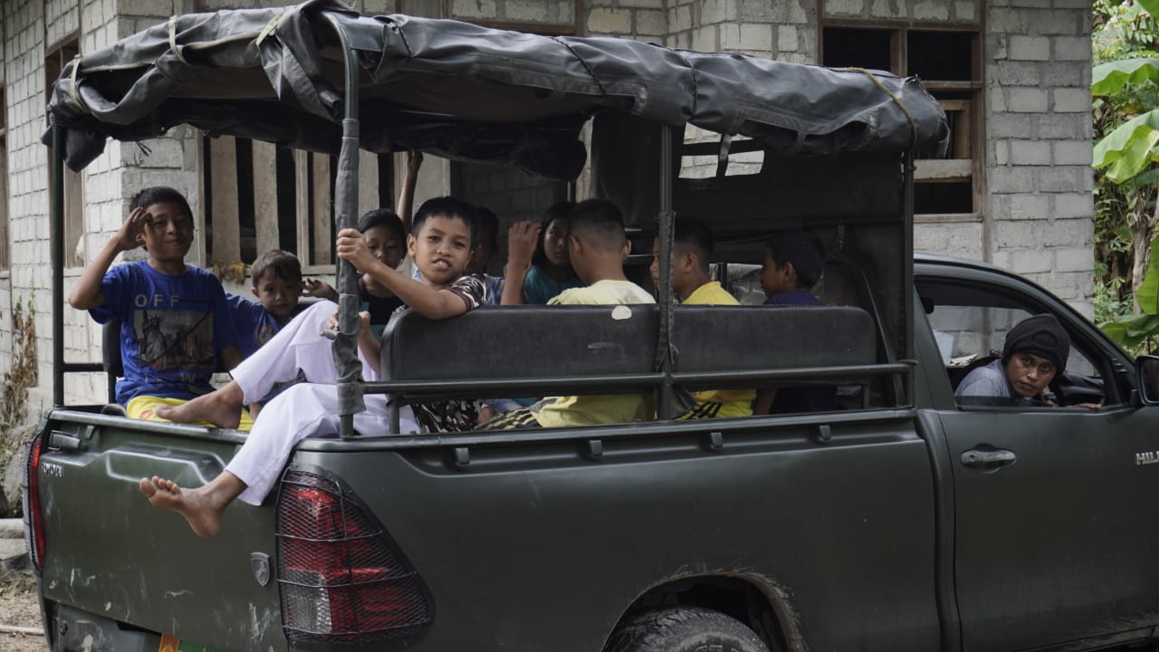 TMMD 117, Keceriaan Anak-anak SD Naik Mobil Patroli Milik TNi