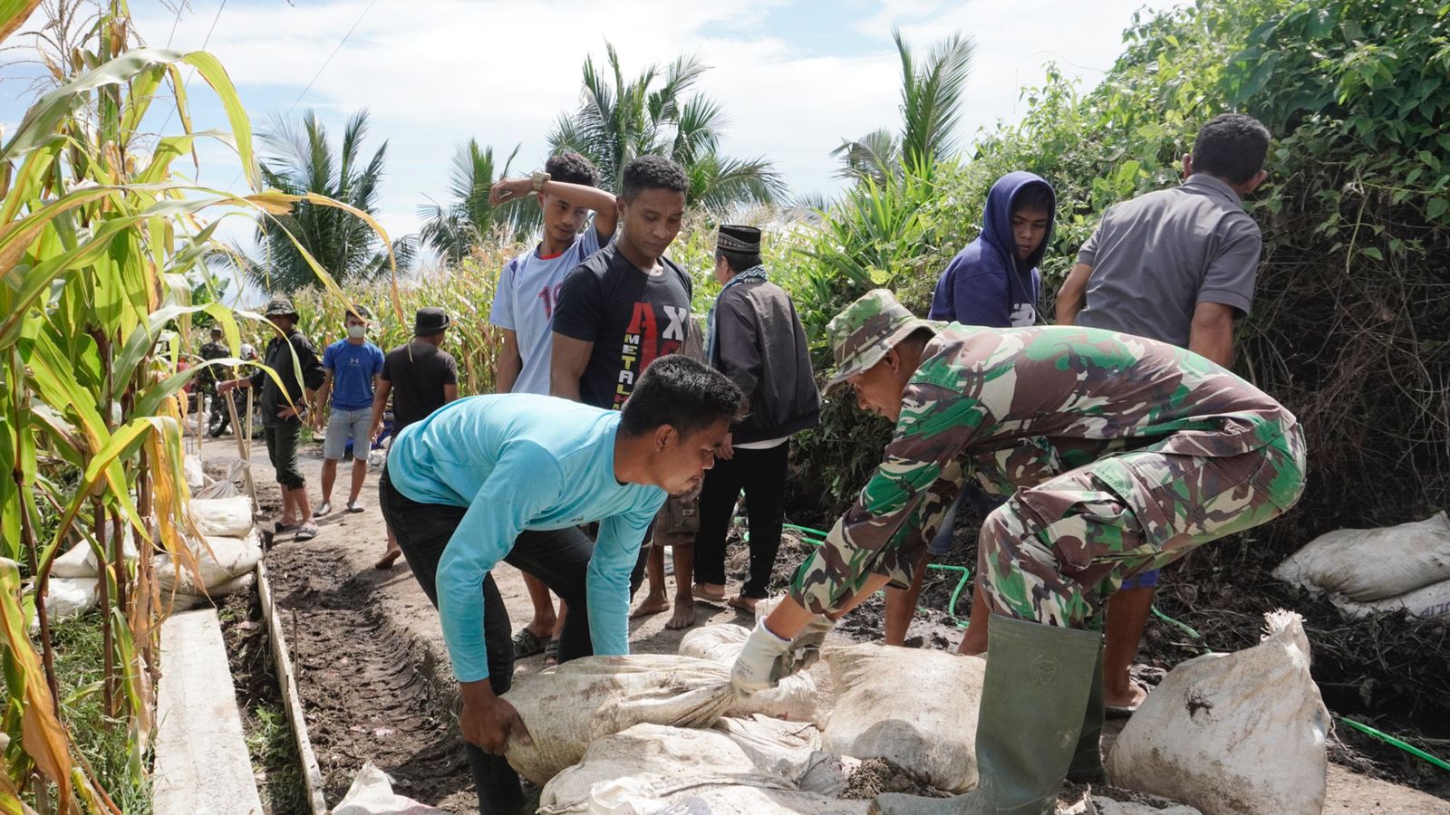 TNI dan Rakyat Bahu-membahu Percepatan Program Pemerintah TMMD 117