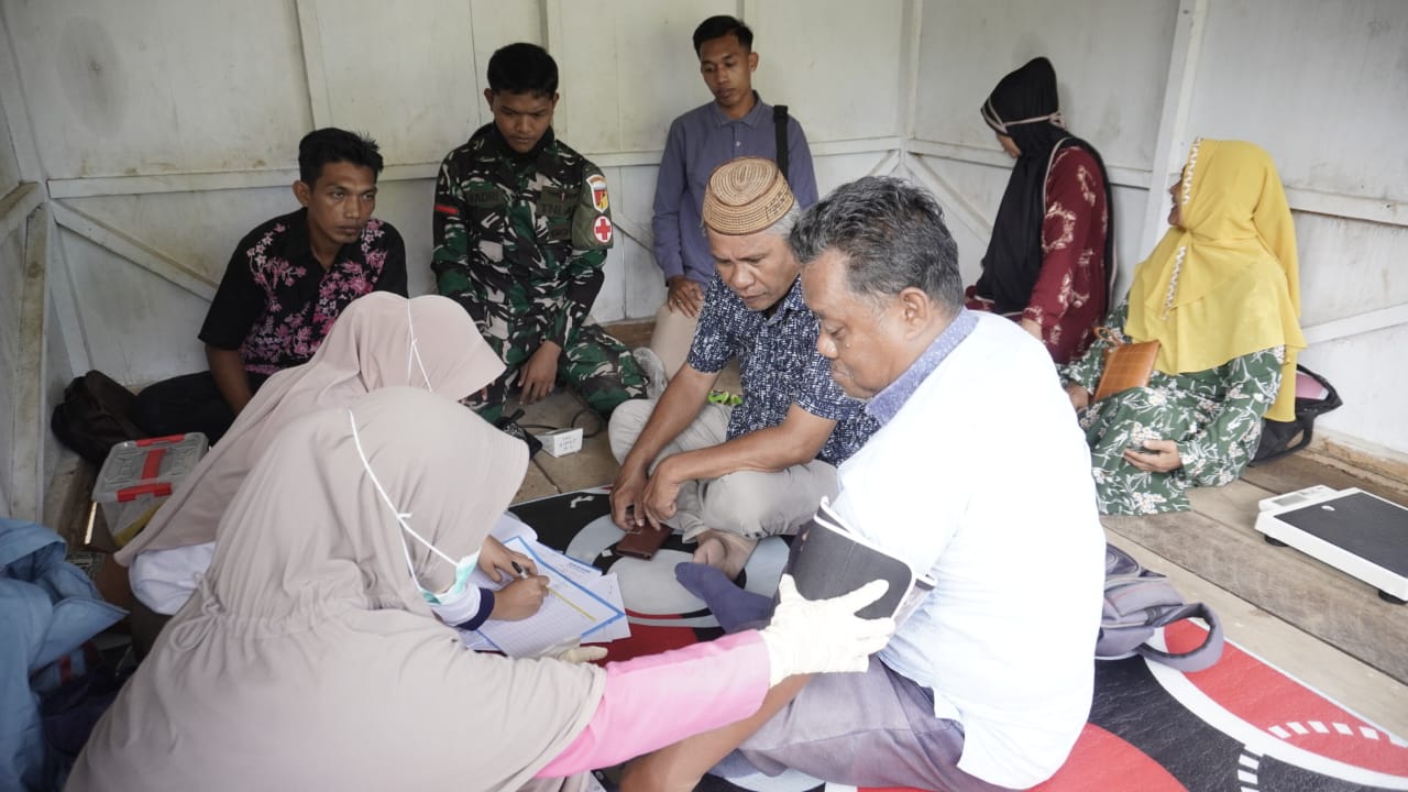 Pengecekan Kesehatan Dilakukan Tim Kesehatan TMMD 117 Bersama Tim Kesehatan Masyarakat