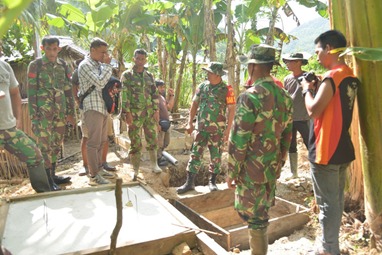 Tim Satgas TMMD Bangun Jamban Bagi Warga Tongo