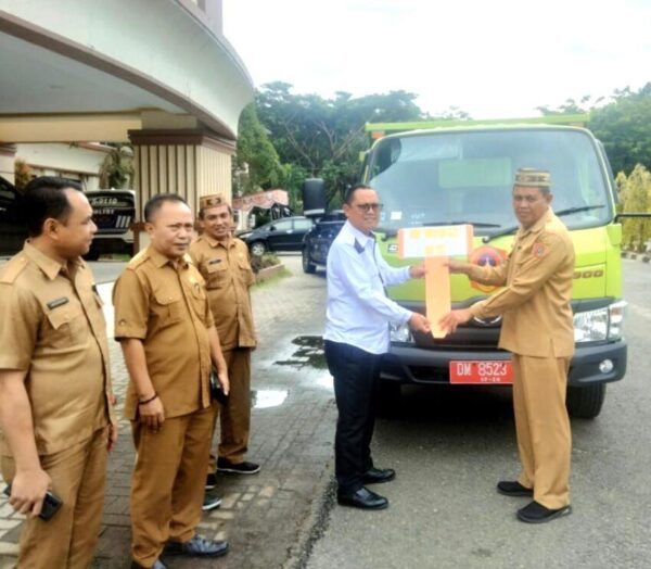 Mobil Dump Truck Sampah diserahkan Bupati Thariq Modanggu