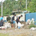 Satgas TMMD 117 Dibantu Warga Desa Tongo Pindahkan Material