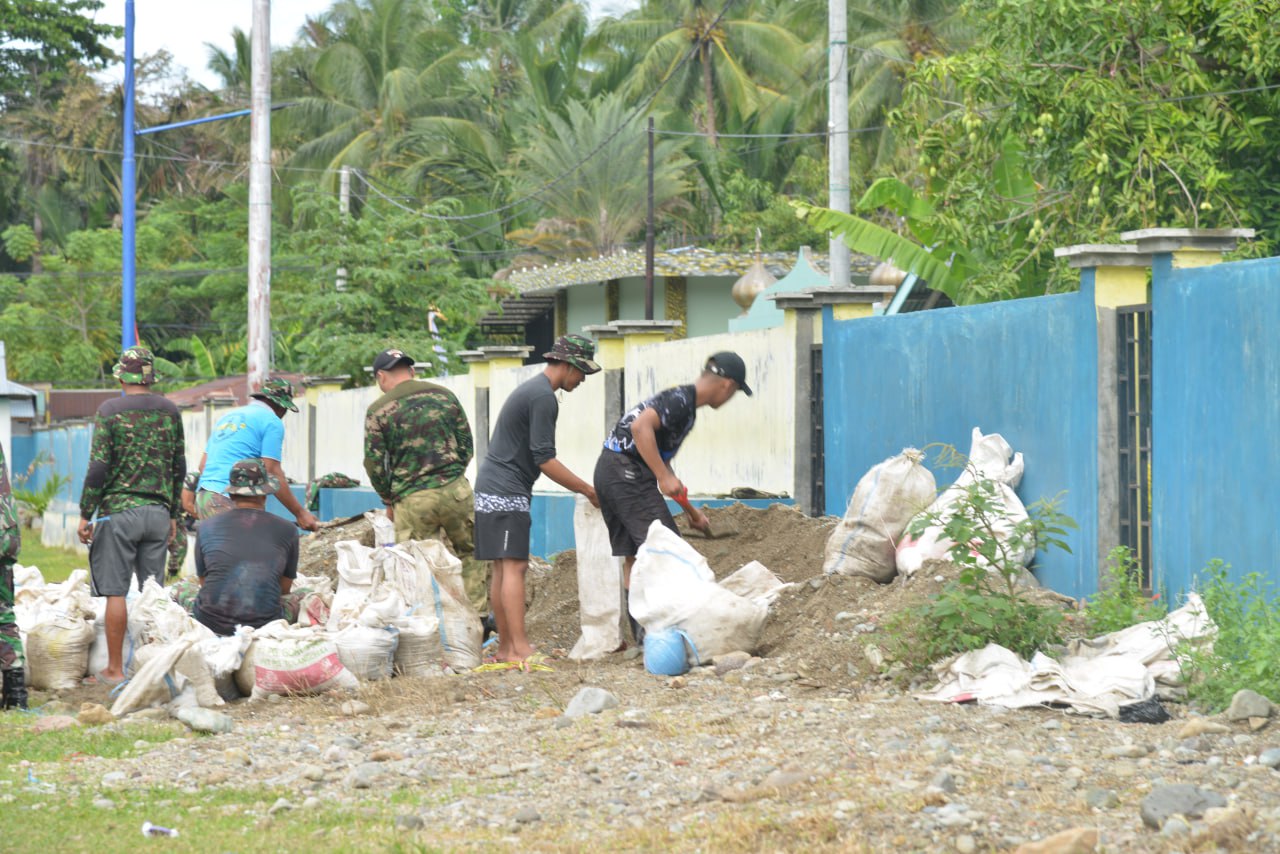 Satgas TMMD 117 Dibantu Warga Desa Tongo Pindahkan Material