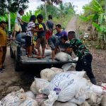 Salut, Anak-anak Bersemangat Bantu Satgas TMMD Kerjakan Jalan Rabat Beton