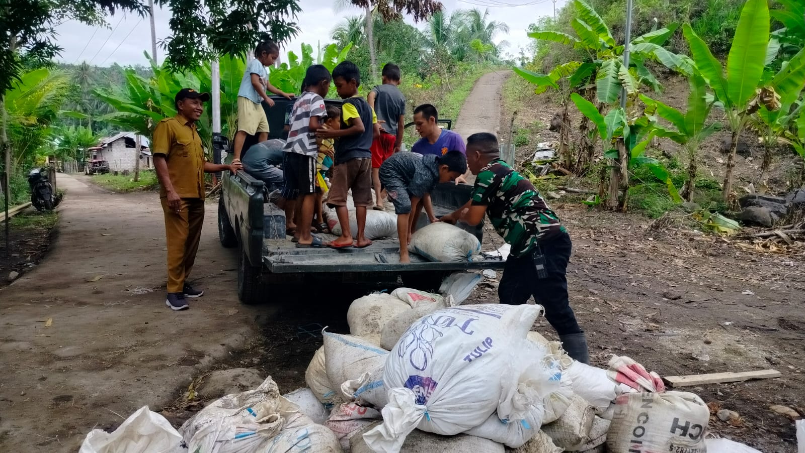 Salut, Anak-anak Bersemangat Bantu Satgas TMMD Kerjakan Jalan Rabat Beton