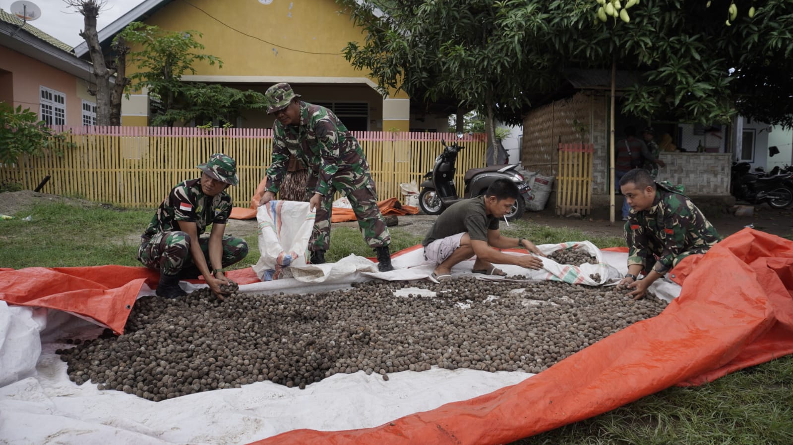 Bukti Kedekatan TNI Dengan Warga, di Lokasi TMMD 117