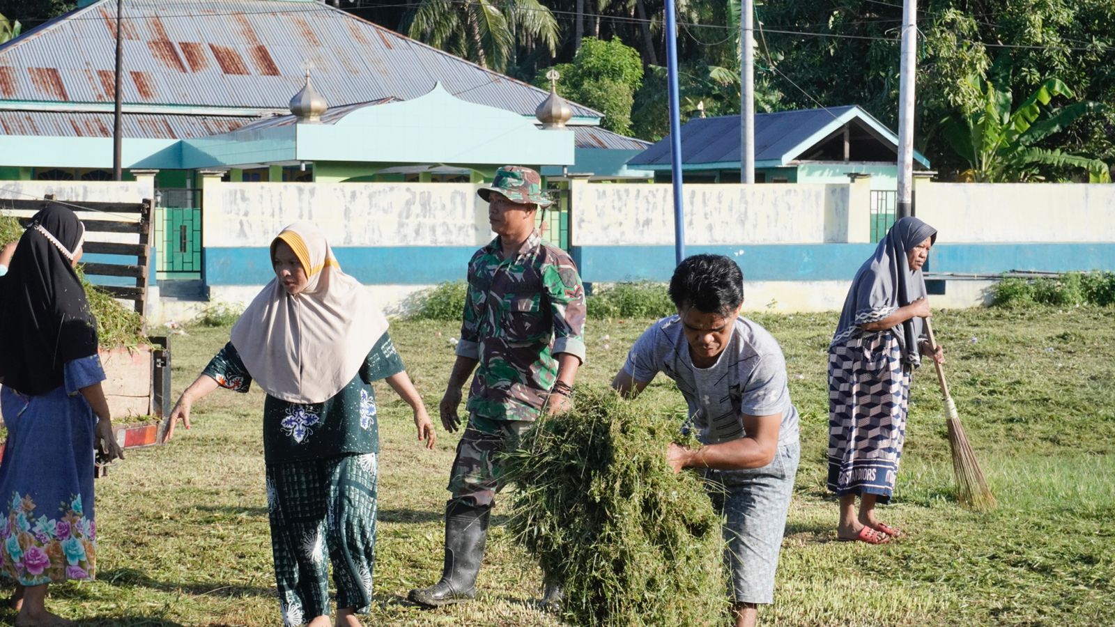 Jelang Upacara Pembukaan TMMD 117, TNI Gelar Kerja Bakti Bersama Masyarakat