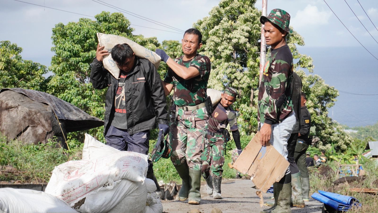 Pra TMMD 117, TNI Bersama Masyrakat Antusias Bangun Jalan Rabat Beton