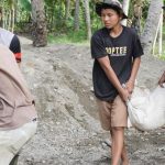 Para Remaja Sangat Bersemangat Membantu Satgas TMMD Kodim 1304/Gorontalo