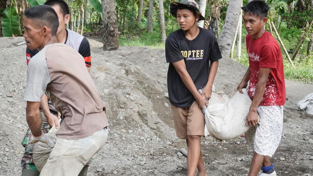 Para Remaja Sangat Bersemangat Membantu Satgas TMMD Kodim 1304/Gorontalo
