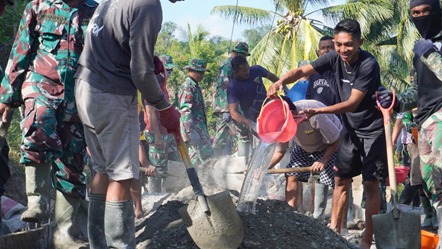 Bersama Masyarakat, Satgas TMMD ke-117 Genjot Pekerjaan Jalan Rabat Beton