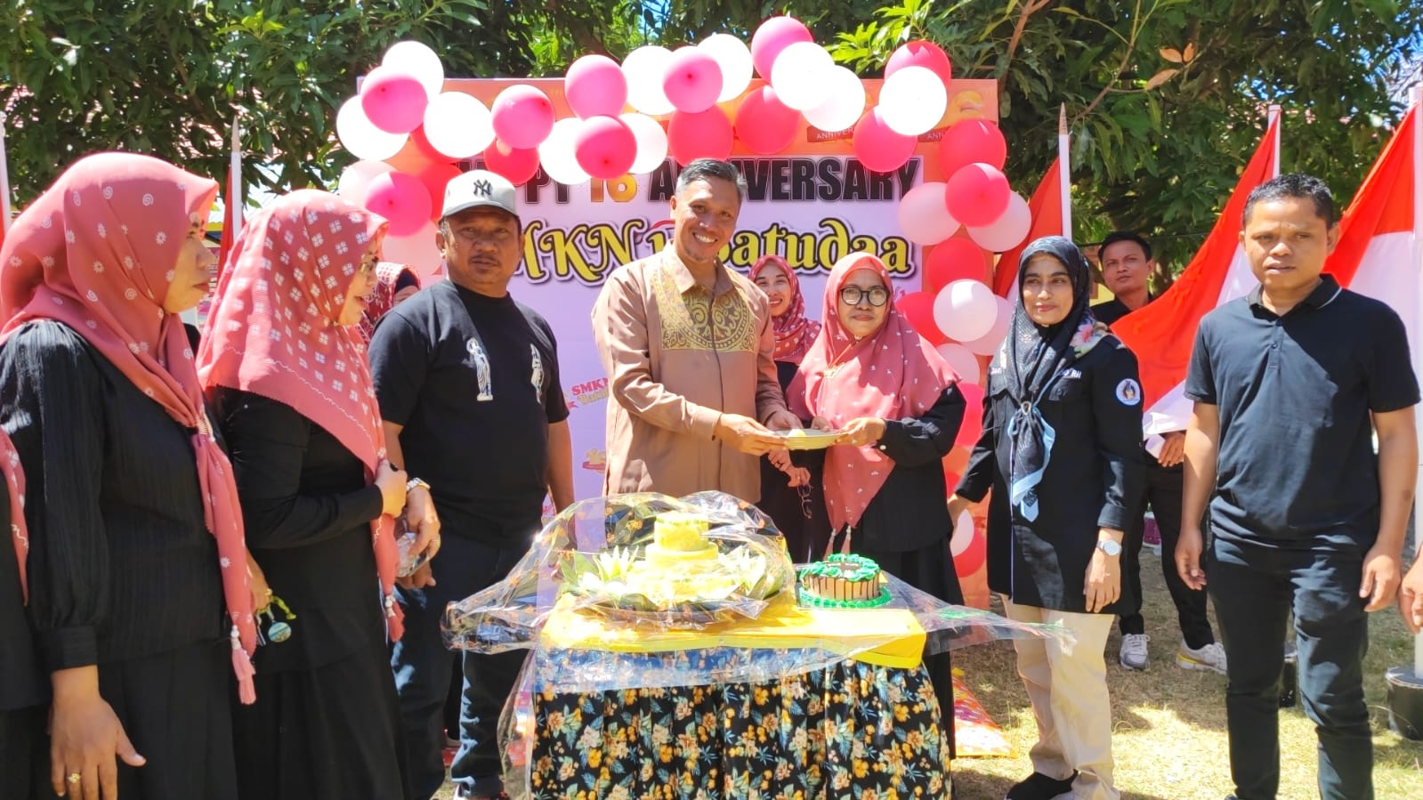 Kadis Kominfotik Ikut Rayakan HUT ke-16 SMK 1 Batudaa