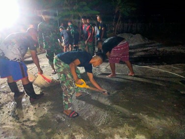 Larut Malam, Satgas TMMD 117 Bantu Warga Bangun Fasilitas Lapangan VolleyBall