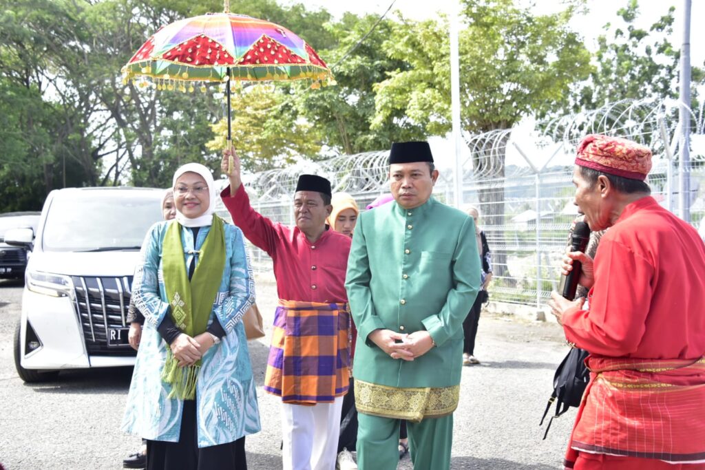 Menteri Ketenagakerjaan RI Disambut Adat Mopotilolo di Gorontalo