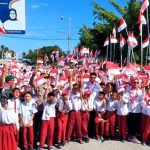 Satgas TMMD 117 Bersama Bupati BonBol Bagikan 10 Juta Bendera Merah Putih