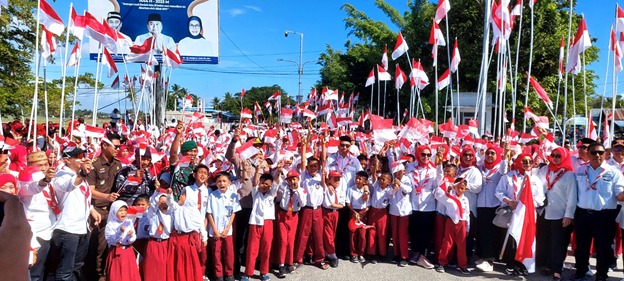 Satgas TMMD 117 Bersama Bupati BonBol Bagikan 10 Juta Bendera Merah Putih