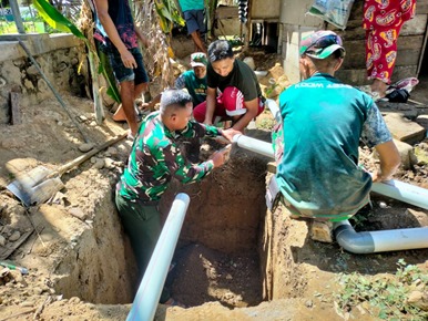 Satgas TMMD 117 Bangun Septic Tank di Rumah Warga