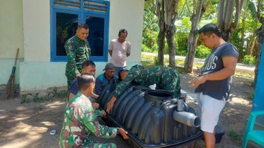 Satgas TMMD Pasang Penyerapan Penyaringan Pasa Septic Tank