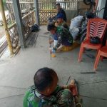 TNI dan Warga Lanjutkan Pemotongan Besi Pembangunan Jamban