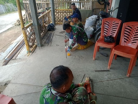 TNI dan Warga Lanjutkan Pemotongan Besi Pembangunan Jamban