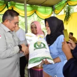 Marten Taha Salurkan Bantuan Cadangan Pangan Tahap 2, Guna Mengatasi Kesulitan Masyarakat
