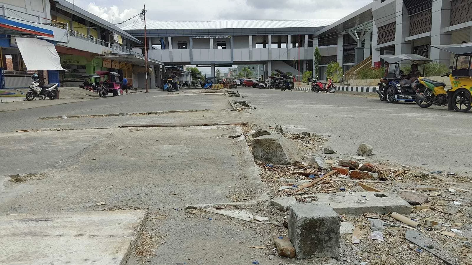 Meninggalkan Bekas Cor, Aleg Dekot Soroti Bekas Lapak Pedagang di Pasar Sentral