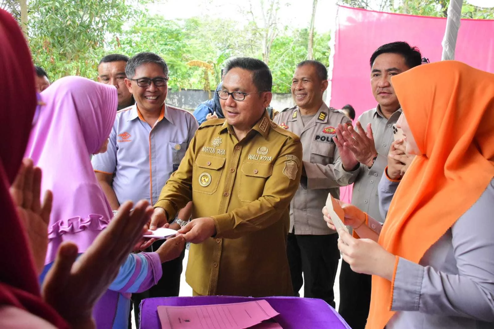 Beri Atensi Lebih Ke Masyarakat, Pemkot Gorontalo Salurkan BPNTD