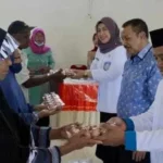 Paris Jusuf Serahkan Bantuan di Tujuh Desa di Kecamata Telaga