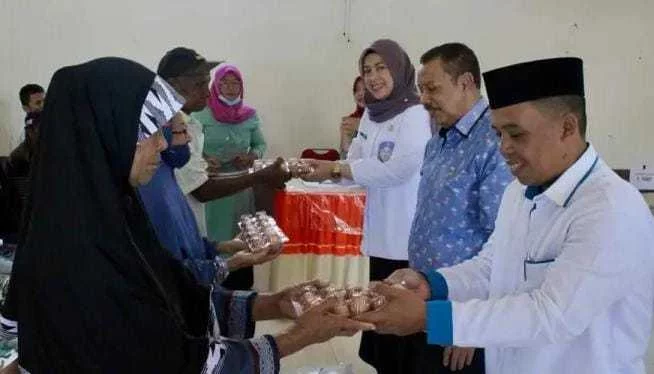 Paris Jusuf Serahkan Bantuan di Tujuh Desa di Kecamata Telaga