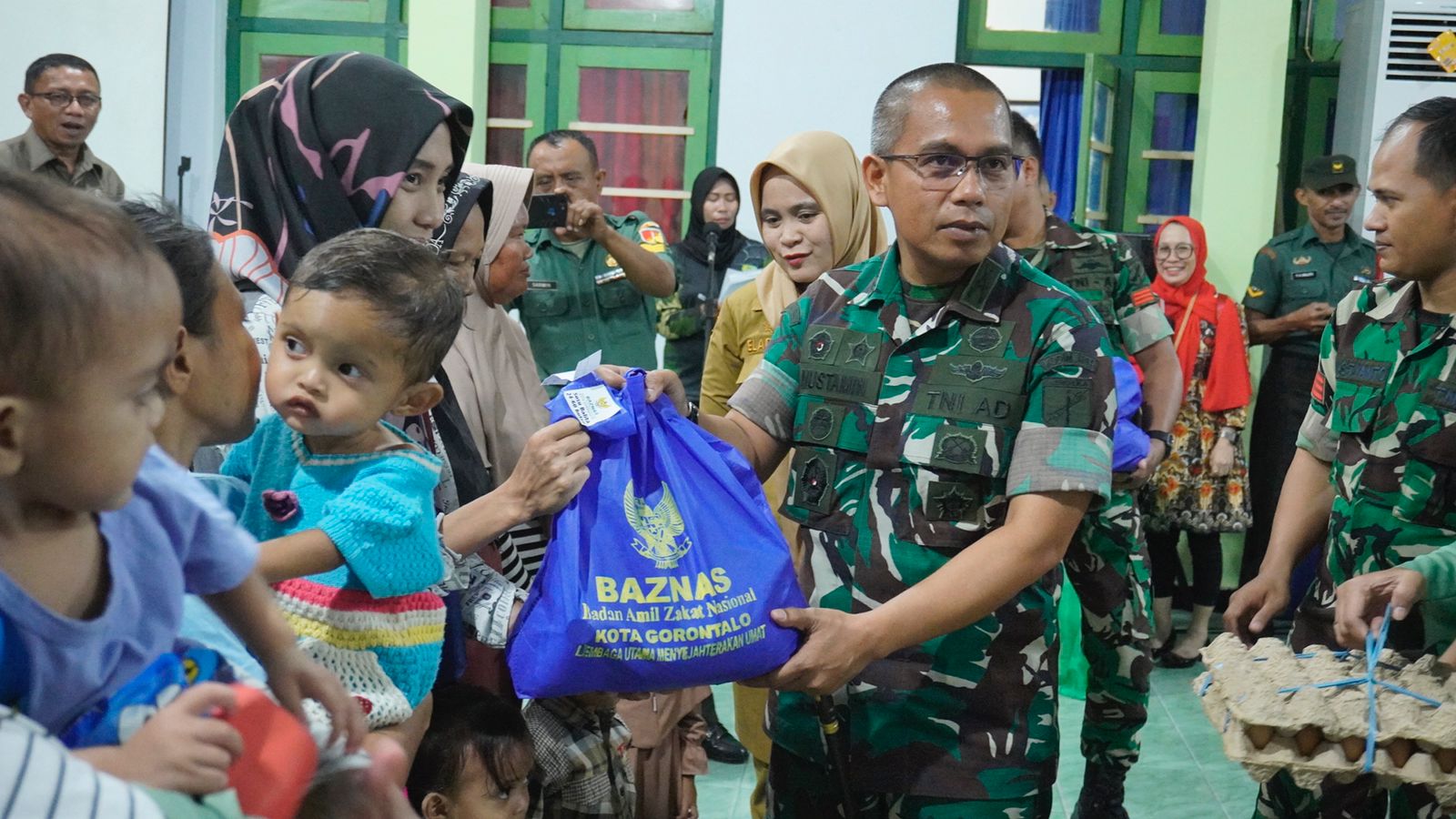 Bareng Kadis DPPKBP3A Kota Gorontalo, Dandim 1304 Salurkan Bantuan untuk Anak Resiko Stunting