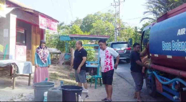 Ketua DPRD Bonebol Bantu Air Bersih Kepada Masyarakat