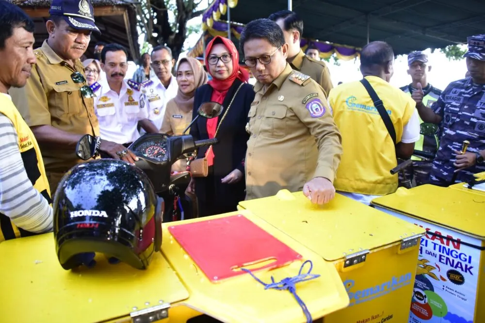 Bantuan Kapal Ikan dan Sepeda Motor Disalurkan
