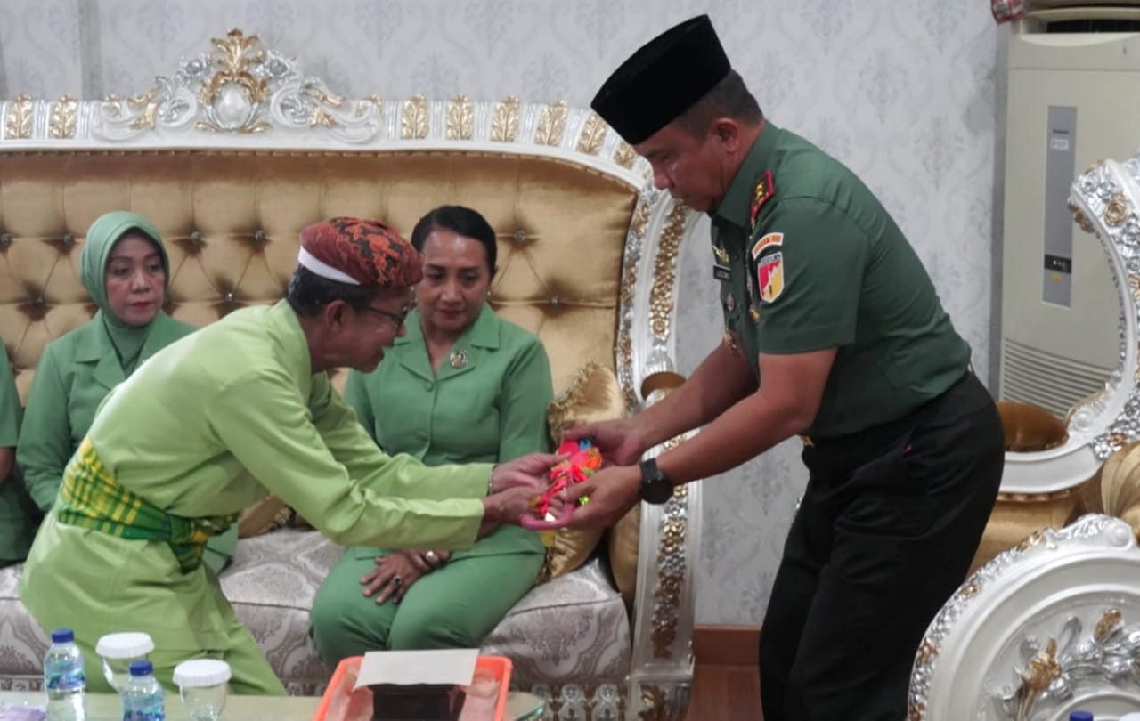 Pangdam XIII/Merdeka Disambut Adat Mopotilolo di Gorontalo