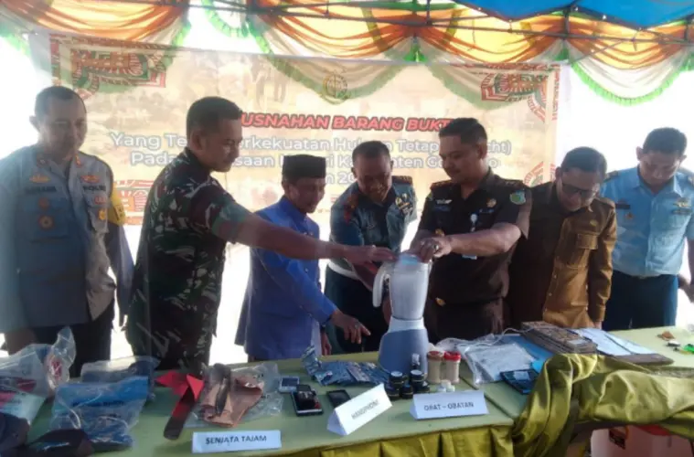 BUPATI GORONTALO HADIRI PEMUSNAHAN BARANG BUKTI DI KEJARI KABUPATEN GORONTALO
