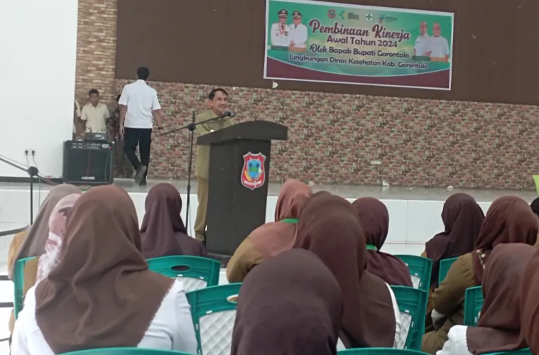 BUPATI NELSON BERI PEMBINAAN KEPADA TENAGA KESEHATAN DI AWAL TAHUN 2024
