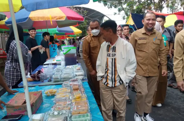 Bupati bersama BPOM Provinsi uji higienis takjil di Kabupaten Gorontalo