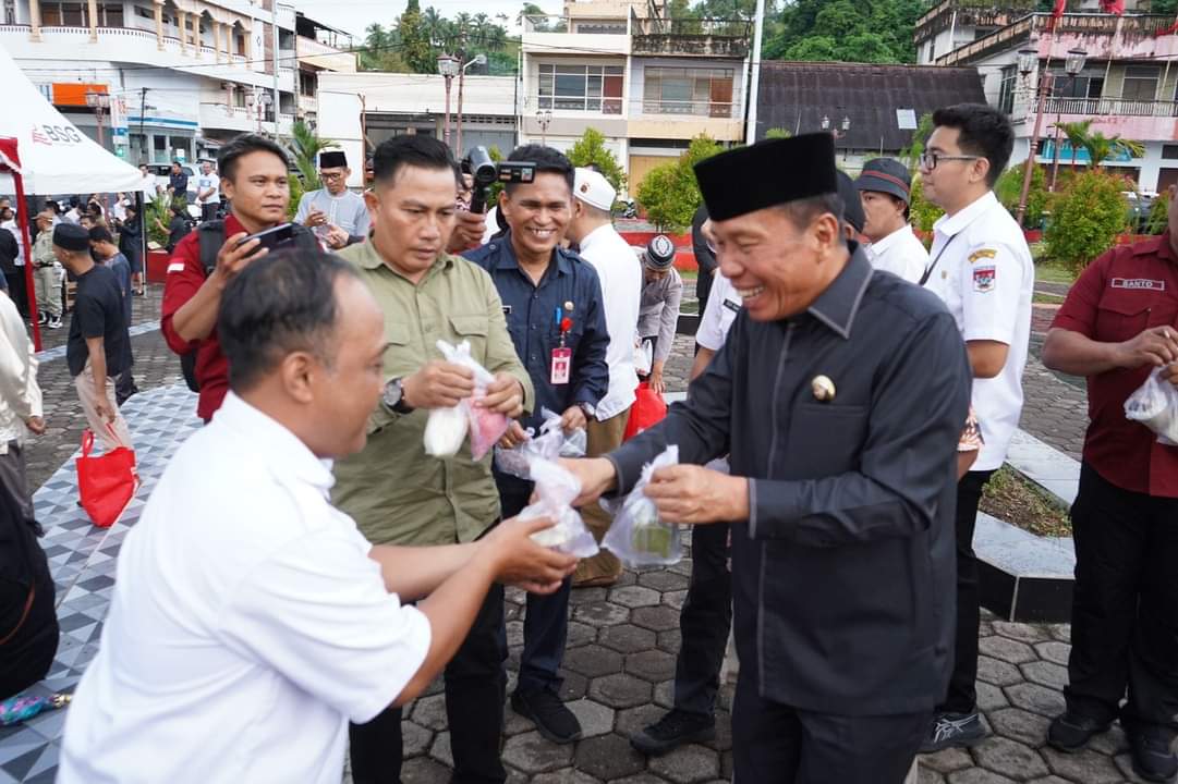 Bupati Franky Bersama Forkopimda Minsel dan Kementrian Agama, Bagikan Takjil Gratis Di RTP
