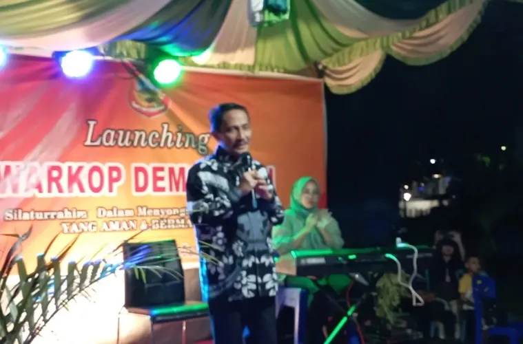 BUPATI GORONTALO LAUNCHING WARKOP DEMOKRASI DI HALAMAN KANTOR KESBANGPOL