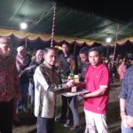 HADIRI HUT KE-13 KELURAHAN TILIHUWA, BUPATI NELSON: SEMANGAT MASYARAKAT ITU YANG PENTING