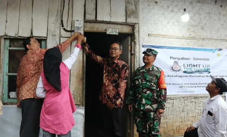 PLN Sambung Listrik Gratis 2.920 Keluarga Prasejahtera dari Donasi Pegawai di Daerah